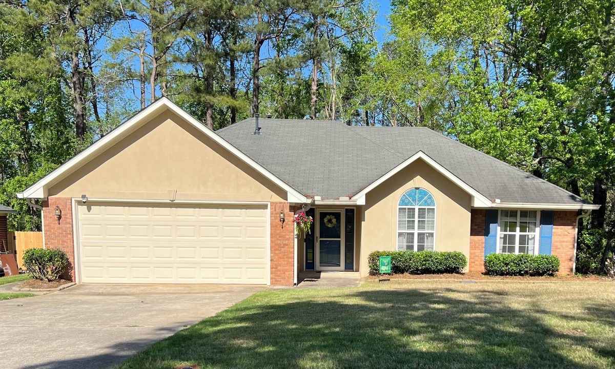 Martinez House | Charming 3 Bed/2 Bath Bungalow for Masters