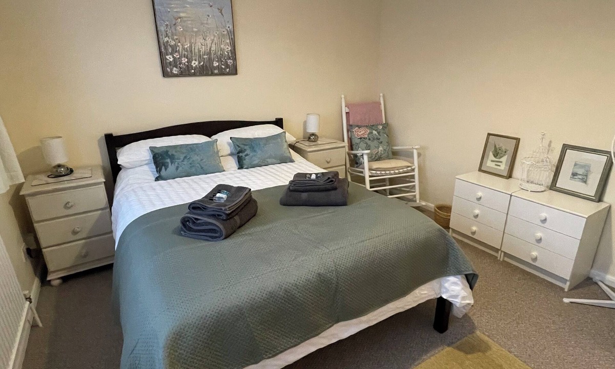 Wheatley House | Charming 3 Bed Bungalow with parking