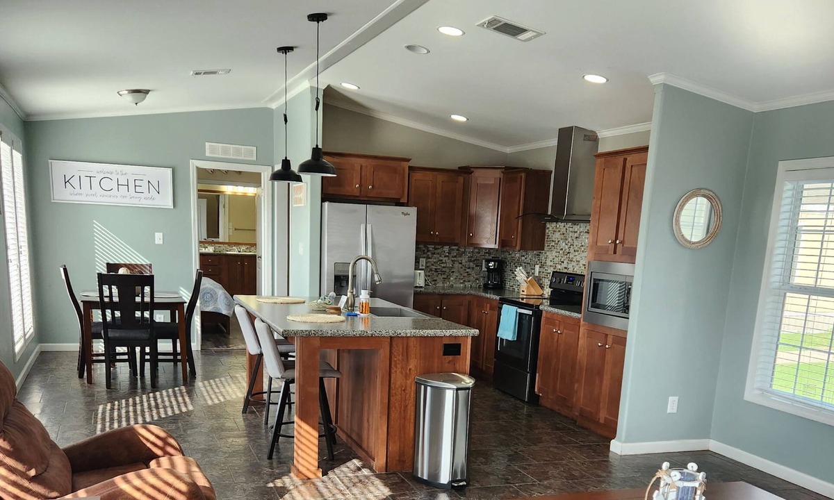 Lake Jackson Apartment | Charming 3 bed-home near Surfside -plenty of onsite amenities