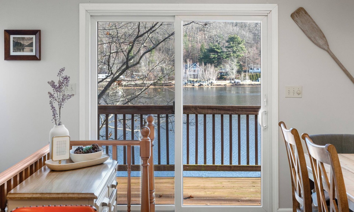 Holland House | Charming 3-bed Lakehouse with Deck and Beach