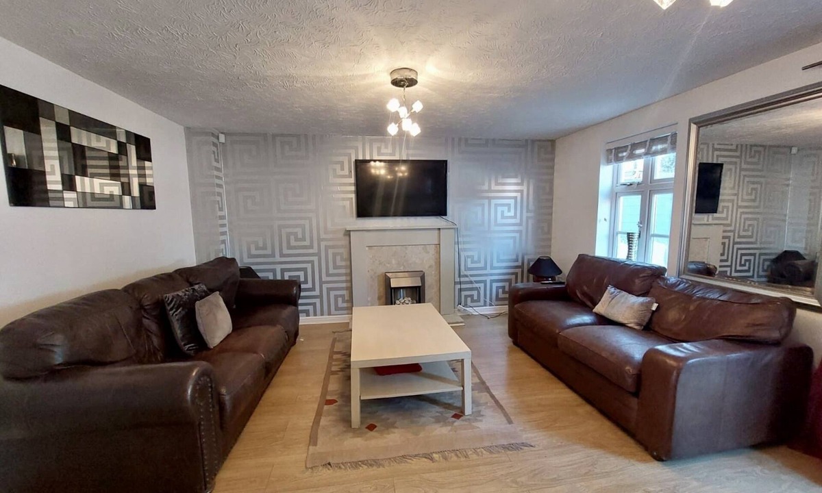 Solihull House | Charming 3-Bed Retreat.Solihull:HS2,NEC,Airport,Wi-Fi, Parking. Pet-Friendly
