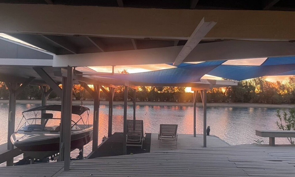Newberry Springs Cottage | Charming 3-bedroom Lake Front cottage with AC in fantastic Newberry Springs
