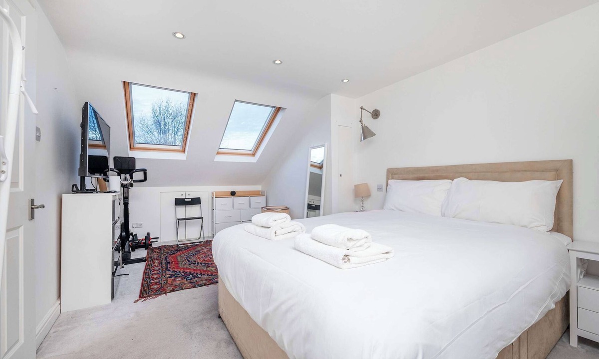 Askew Apartment | Charming 3-Bedroom Flat in Prime Location