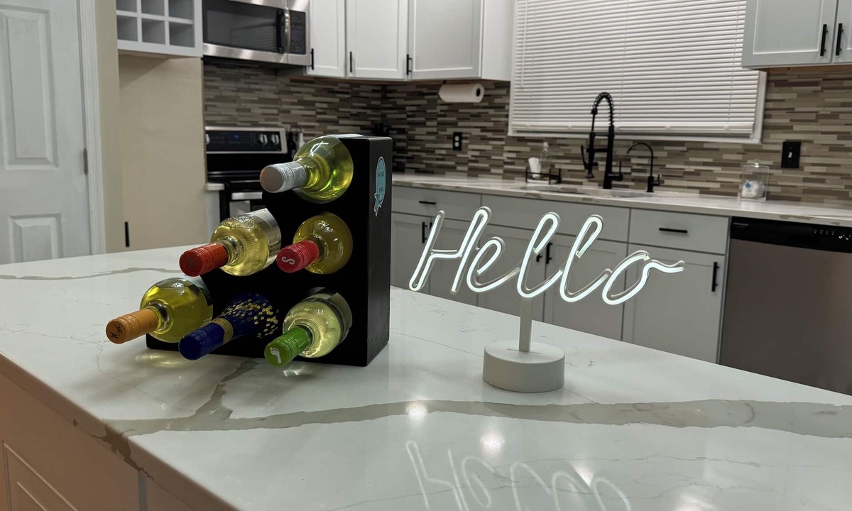 Virginia Beach House | Charming 3-bedroom upstairs unit apartment with WiFi and AC in Virginia Beach!