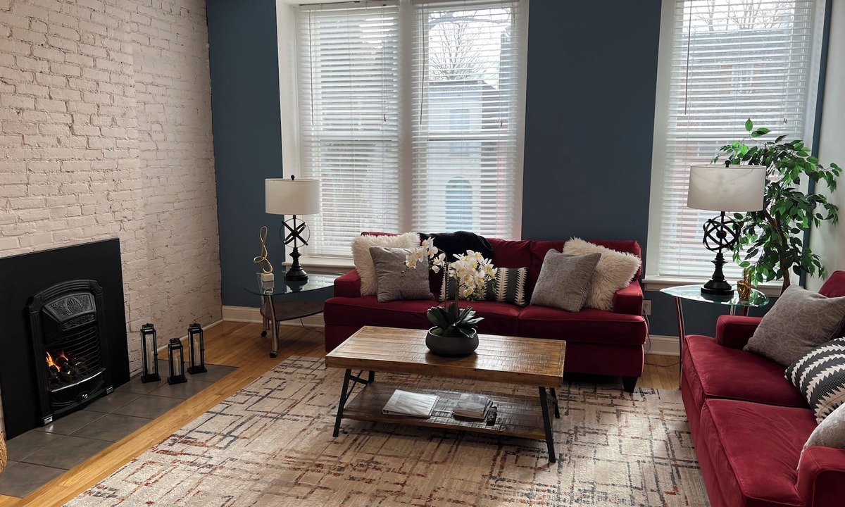 Lafayette Square Apartment | Charming 3-bedroom apartment with AC in lively St. Louis
