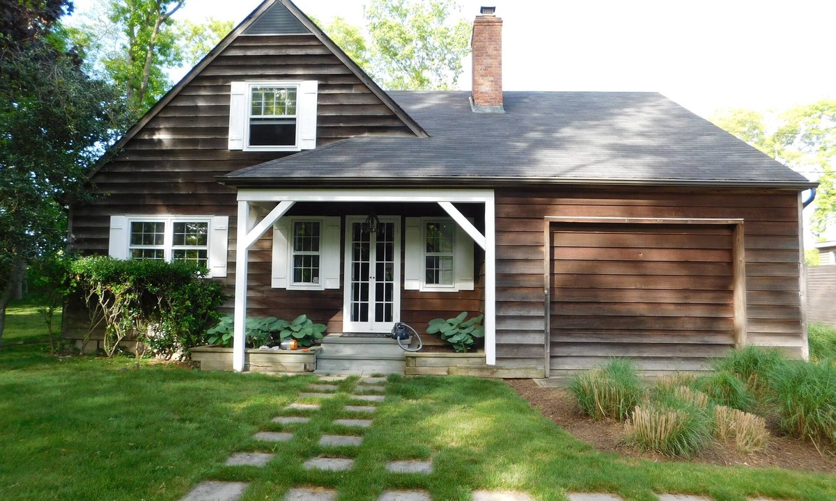 Water Mill House | Charming 3-bedroom barn house on 1-acre in Water Mill w/Fireplace, WiFi, W/D