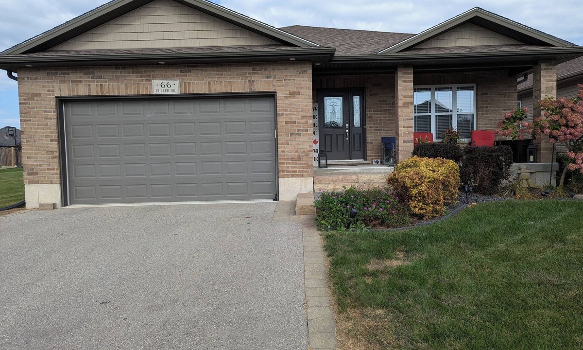 Beachville House | Charming 3-bedroom bungalow in Ingersoll. Perfect for extended stay!