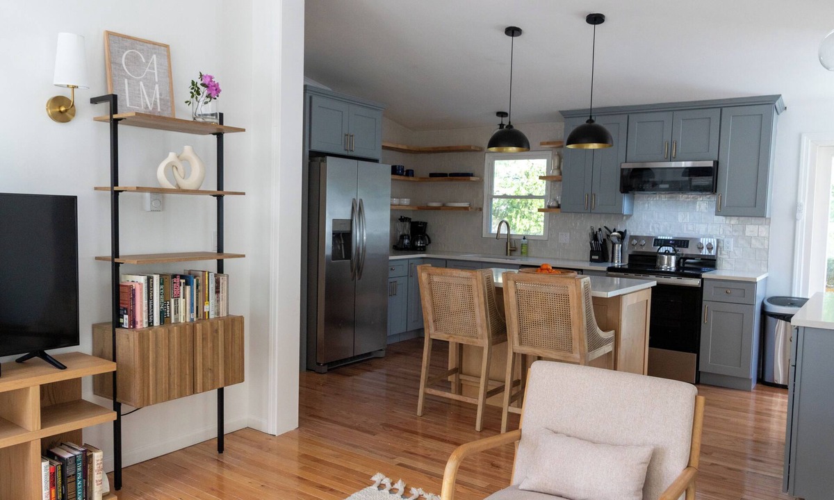 Lagoon Heights Cottage | Charming 3-bedroom cottage in Oak Bluffs with AC, WiFi