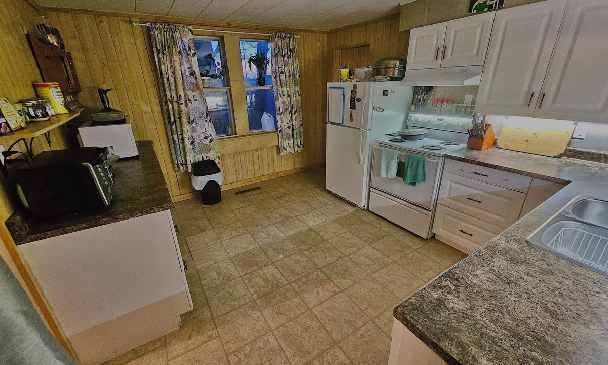 Birch Hills House | Charming 3-bedroom accommodation with WiFi, AC in Birch Hills Saskatchewan.n