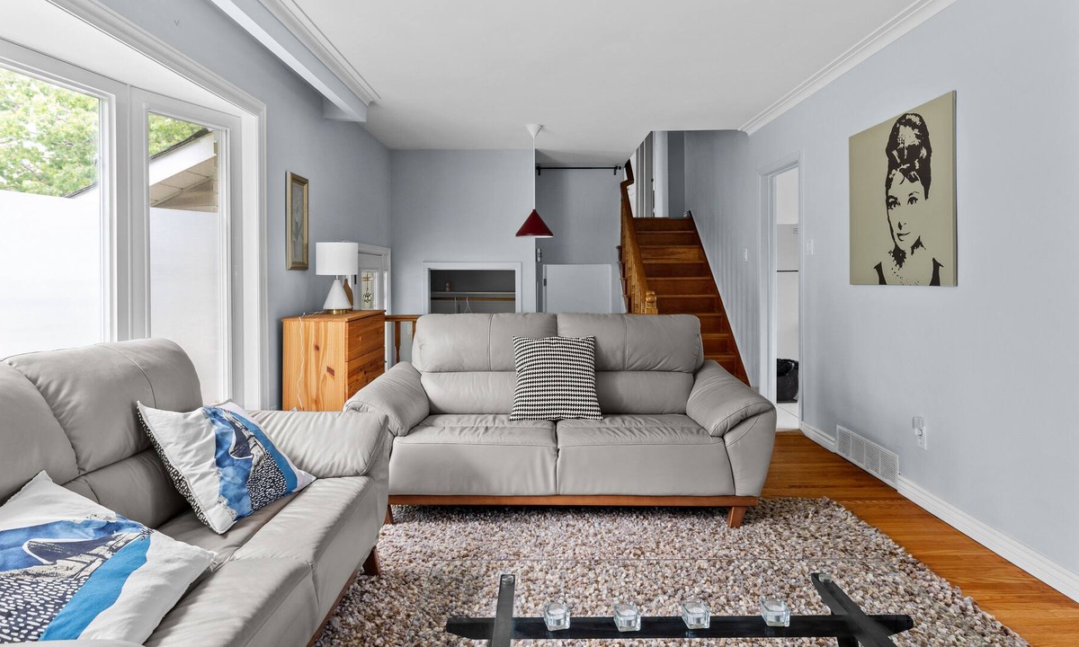 Clarkson-Lorne Park House | Charming 3-Bedroom House with Expansive Backyard - Adorned with Majestic Trees