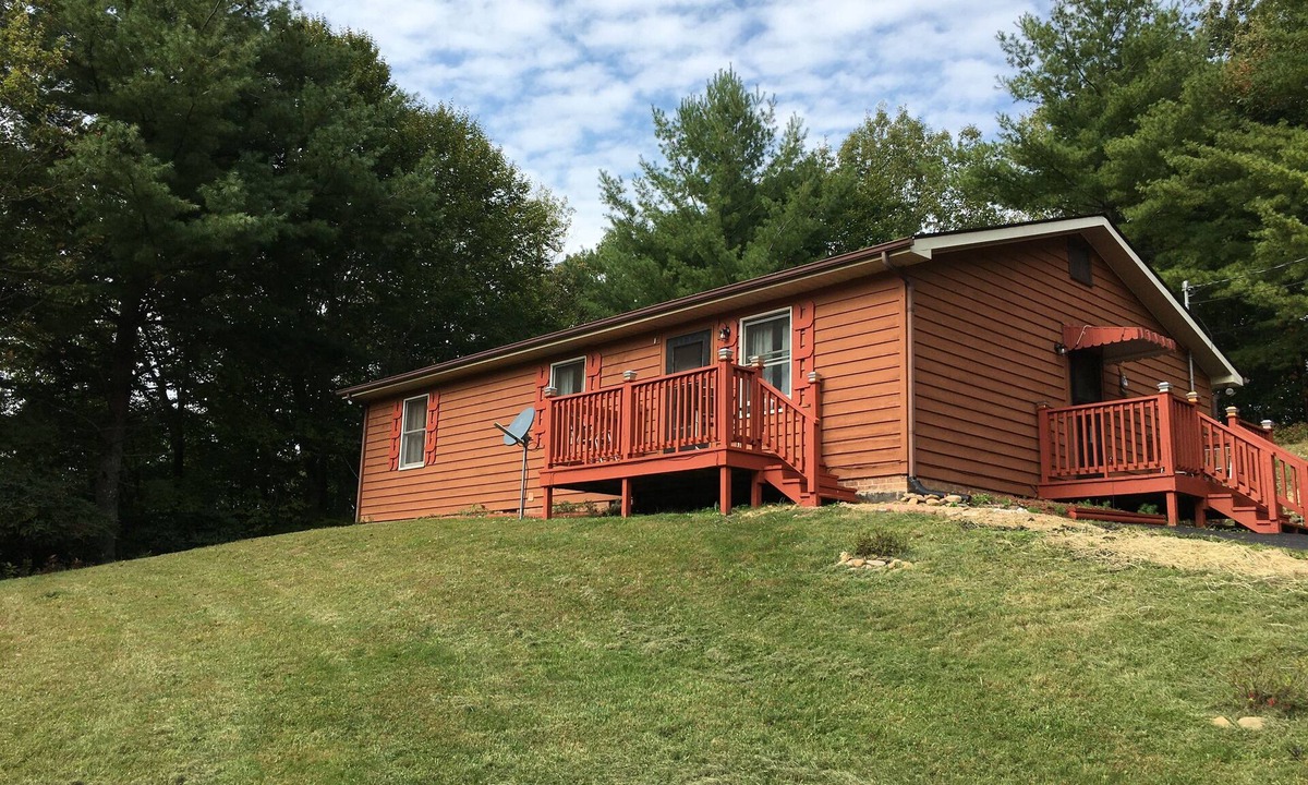 Marion Cabin | Charming 3 Bedroom Cabin near Hungry Mother State Park and Back of the Dragon