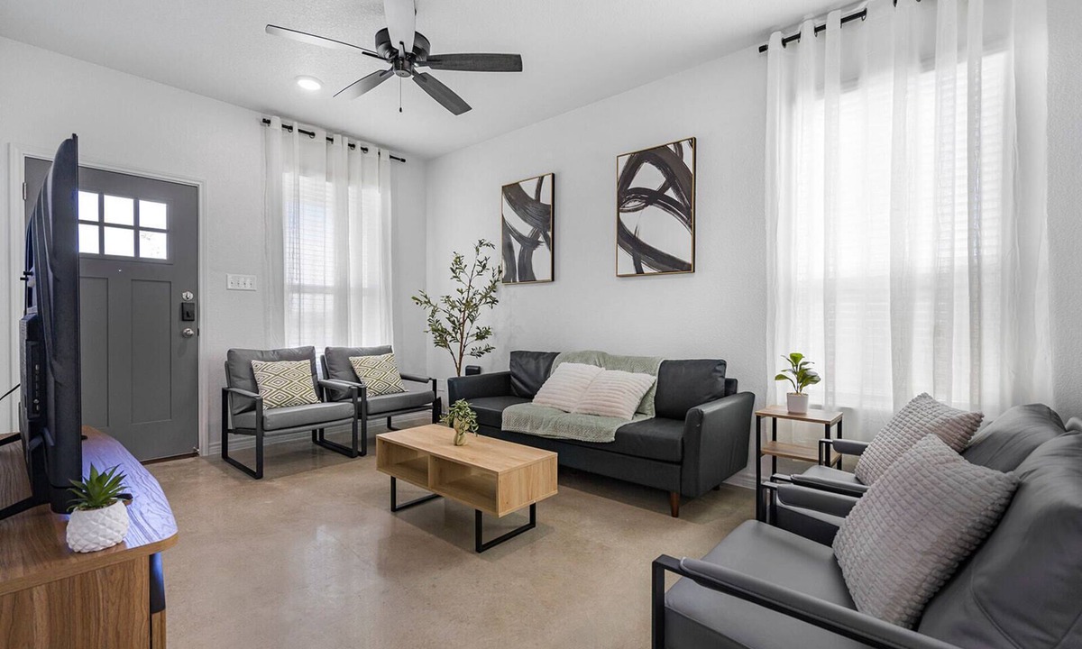 Temple House | Charming 3-Bedroom Close to Hospital and Power Plant, Workspaces, Fenced Yard