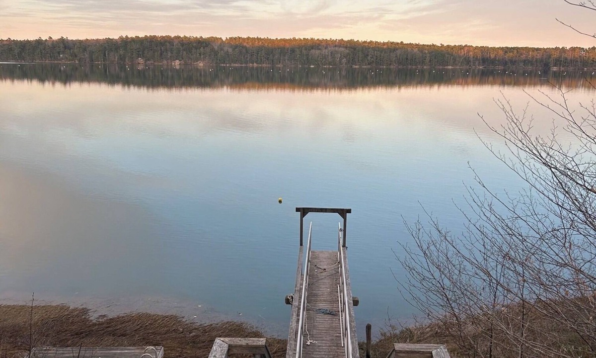 Freeport Cottage | Charming 3-bedroom cottage on the water with private dock in Freeport