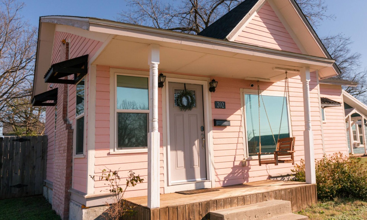 Guthrie Cottage | Charming 3-bedroom cottage with WiFi and AC in delightful downtown Guthrie