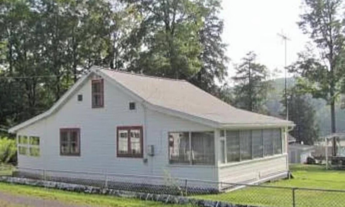 Windsor Cottage | Charming 3-bedroom cottage in Windsor.