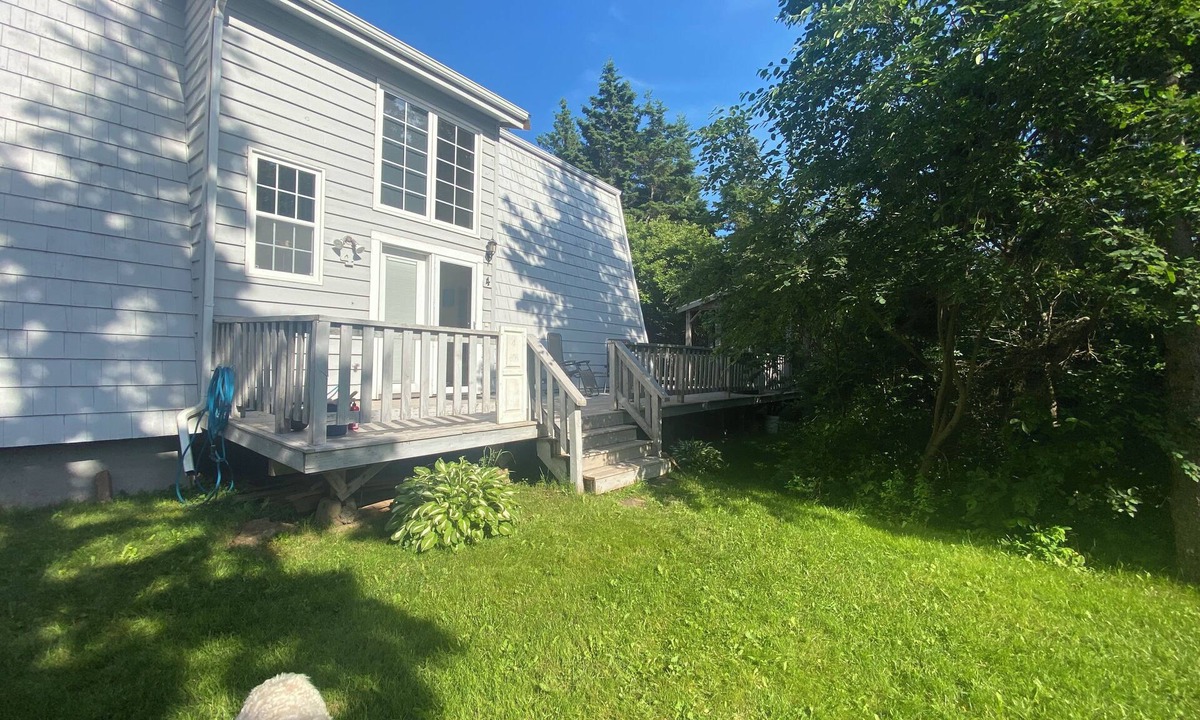 Morell Cottage | Charming 3-bedroom cottage steps from picturesque Lakeside Beach
