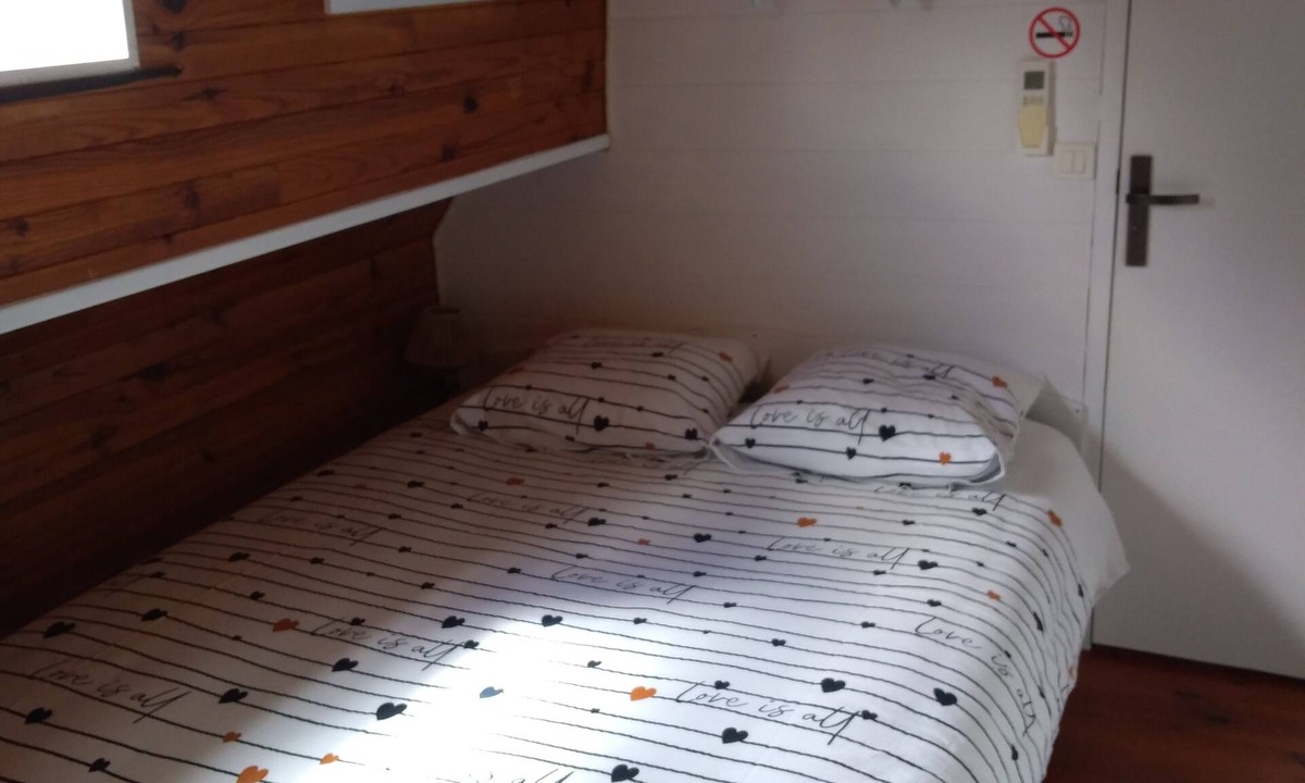 Bellegarde Boat Rental | Charming 3-bedroom house boat with AC, WiFi in beautiful Bellegarde