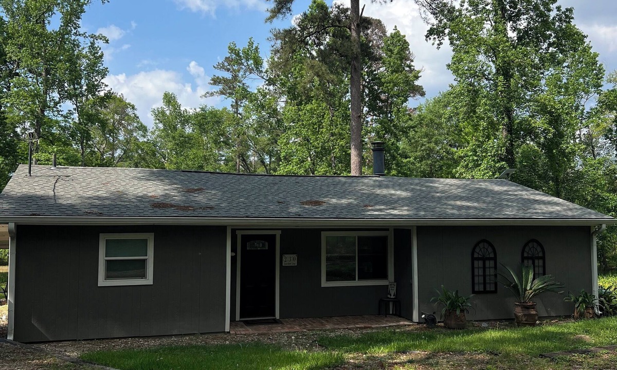 Brookeland House | Charming 3-bedroom house with pond
