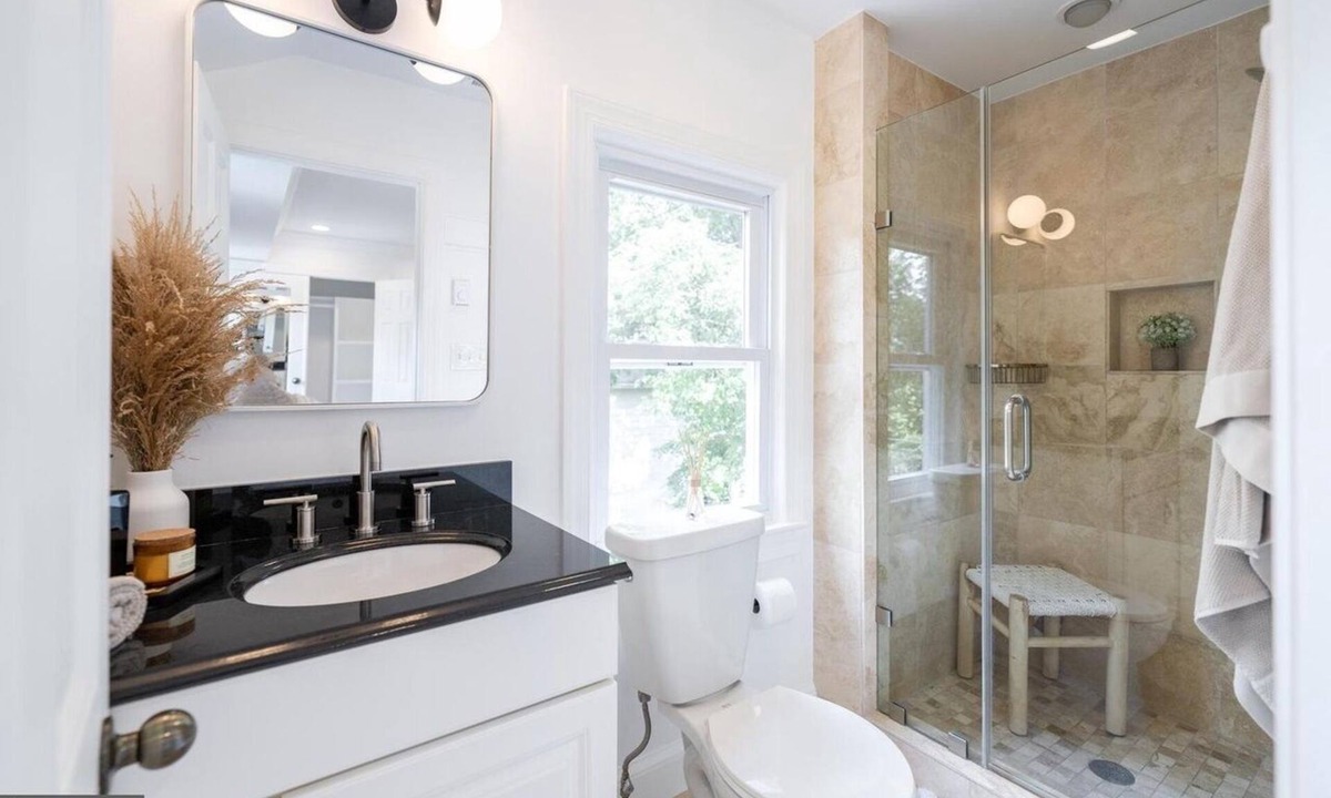Aurora Highlands House | Charming 3-bedroom house in Arlington
