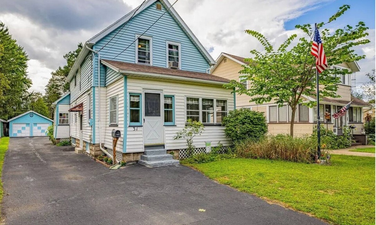 East Irondequoit House | Charming 3-bedroom house in Rochester 2 min form waterfront & other activities