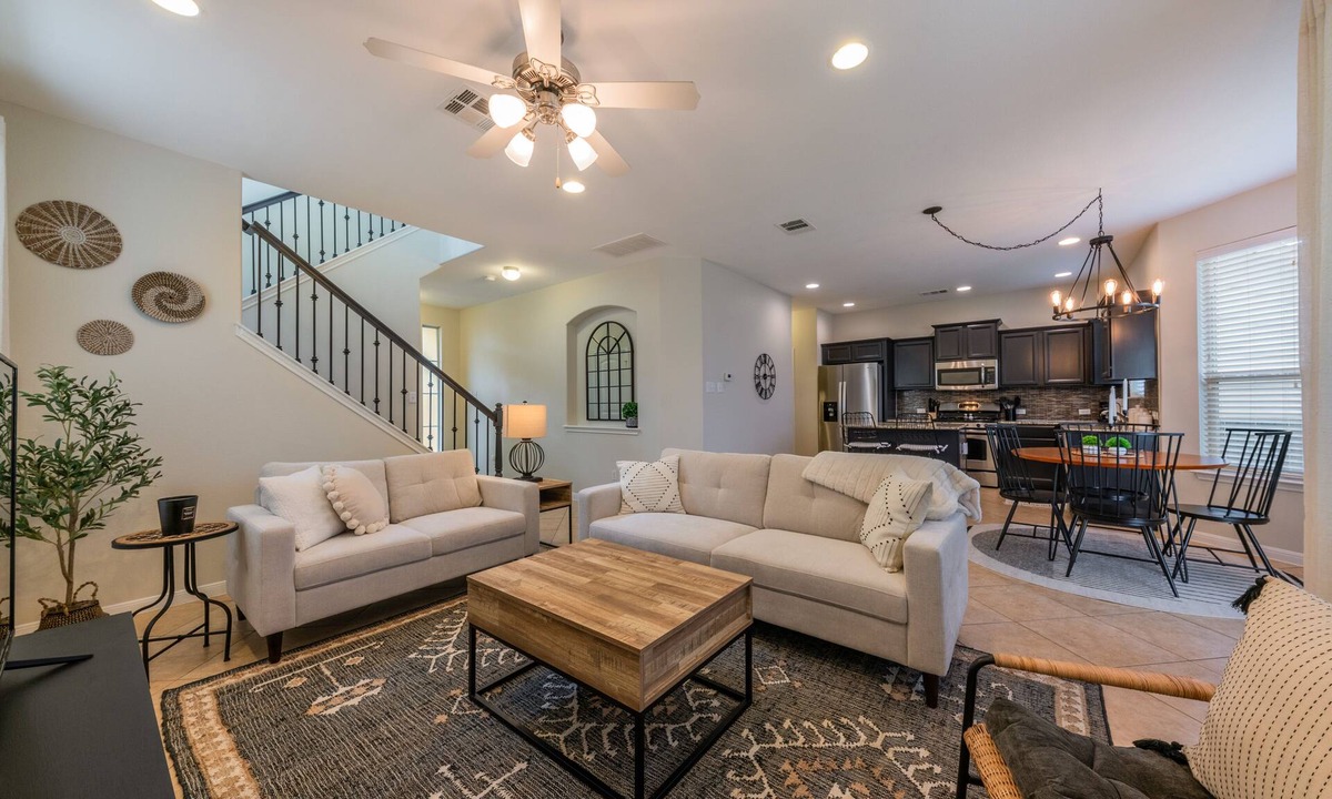 McNeil House | Charming 3 Bedroom Home in North Austin
