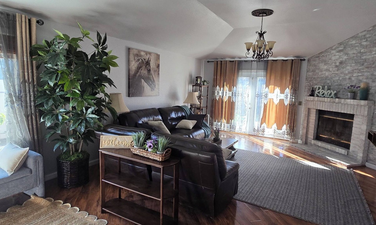 Antelope House | Charming 3-bedroom house in Antelope with cool AC breeze