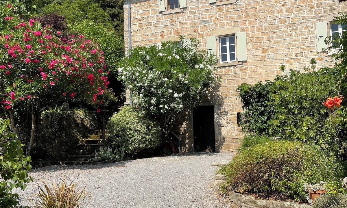 Ribes House | Charming 3 bedroom house, lovely garden, near river 3km