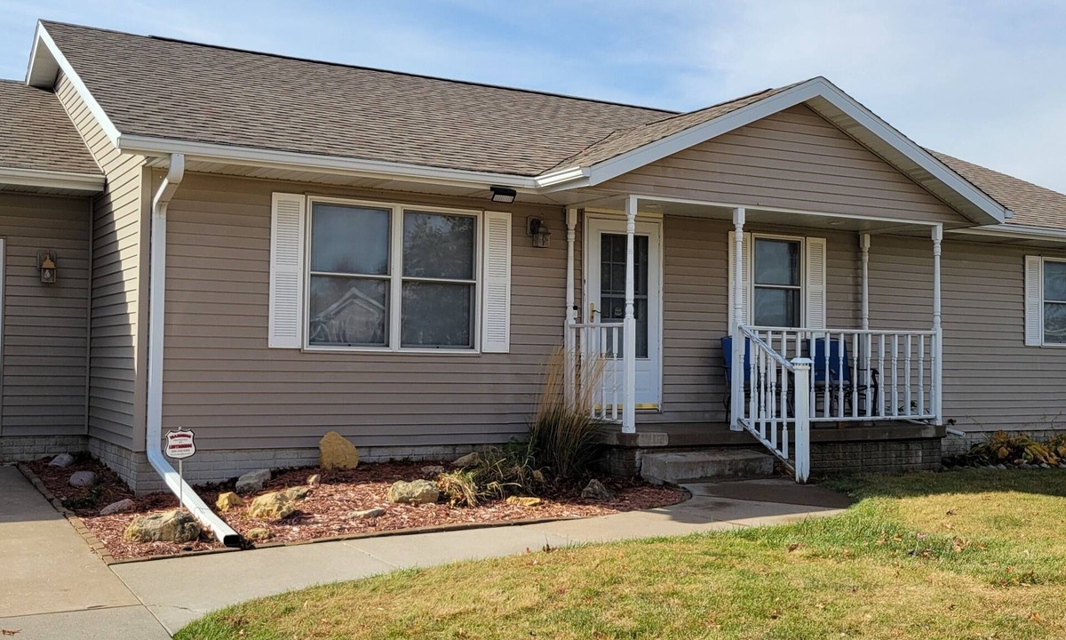 Clinton House | Charming 3-bedroom house with WiFi and AC. Centrally-located in Clinton