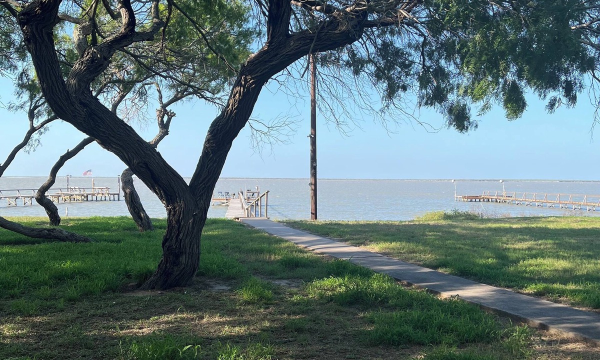 Riviera House | Charming 3-bedroom house in brilliant Riviera with AC, WiFi, and Private pier!