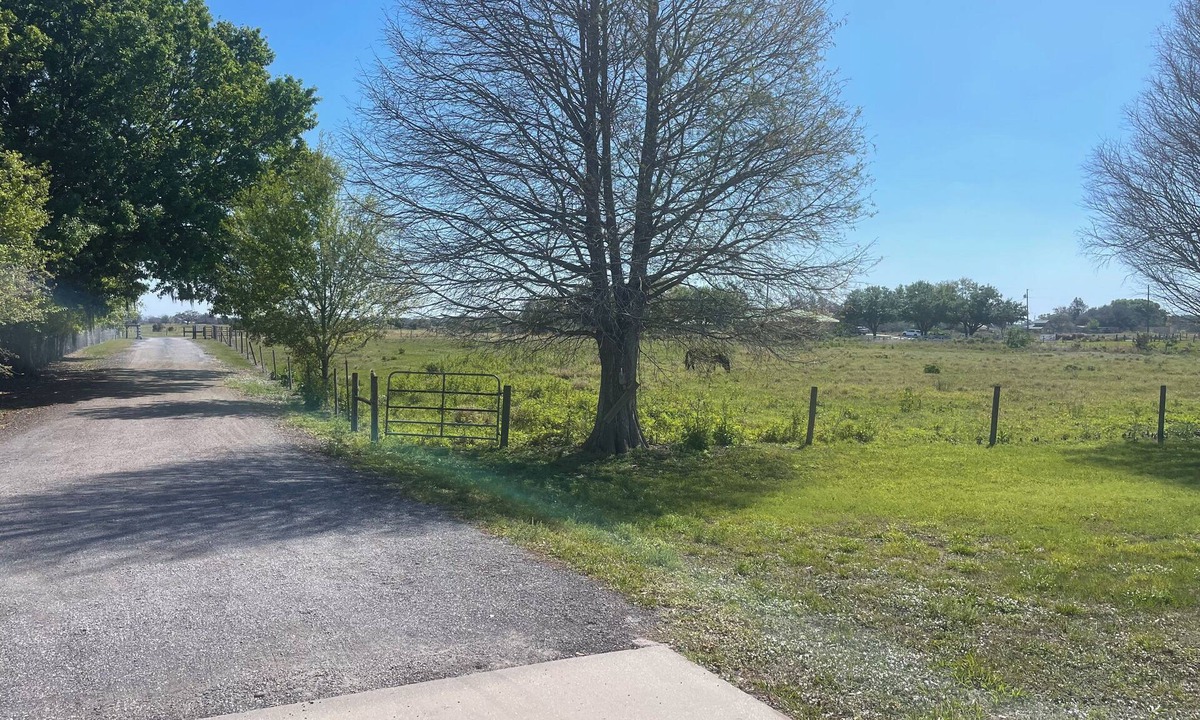 Sebring House | Charming 3-bedroom house with AC and WiFi in delightful Sebring on 2 acres.