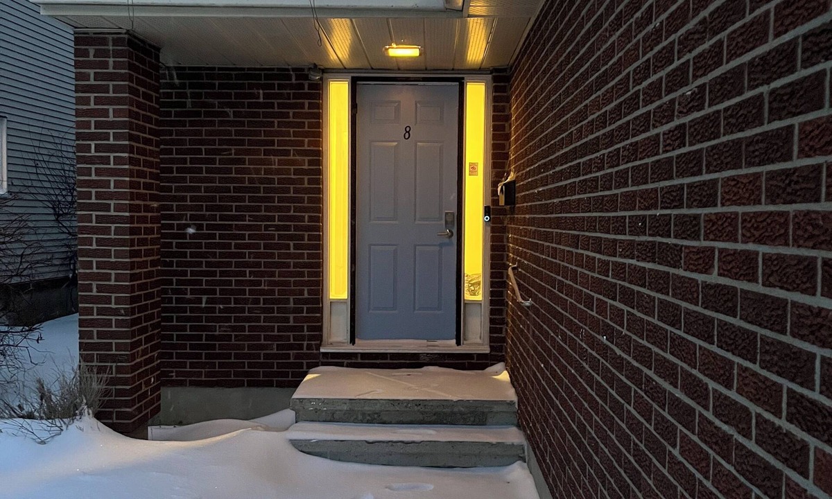 Ottawa Division House | Charming 3-bedroom house in Ottawa with cool AC breeze. Family friendly