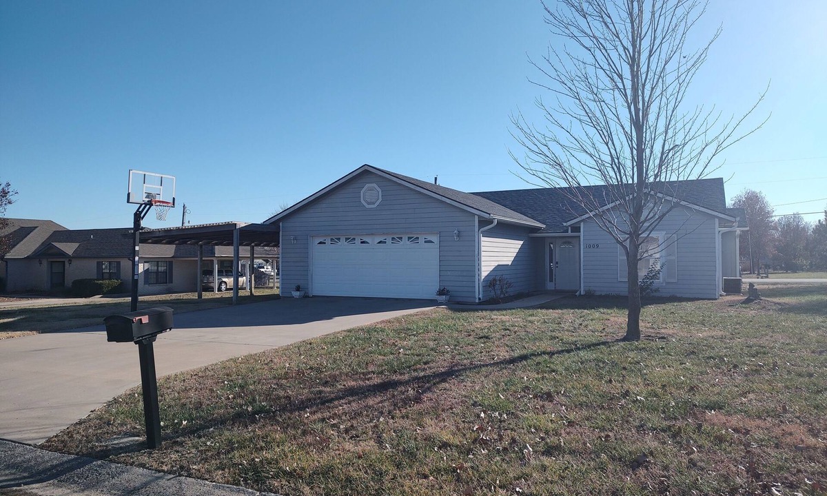 Iola House | Charming 3-Bedroom House in Iola