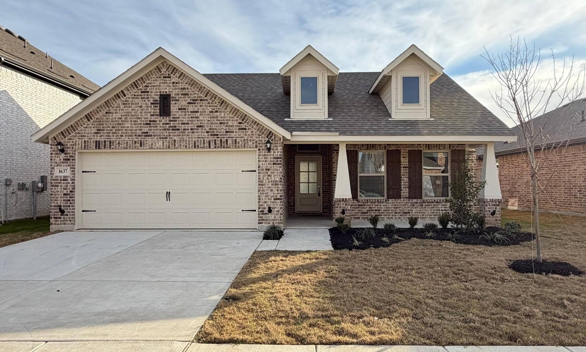 Weston House | Charming 3-bedroom house with AC in Aubrey perfect for relaxing