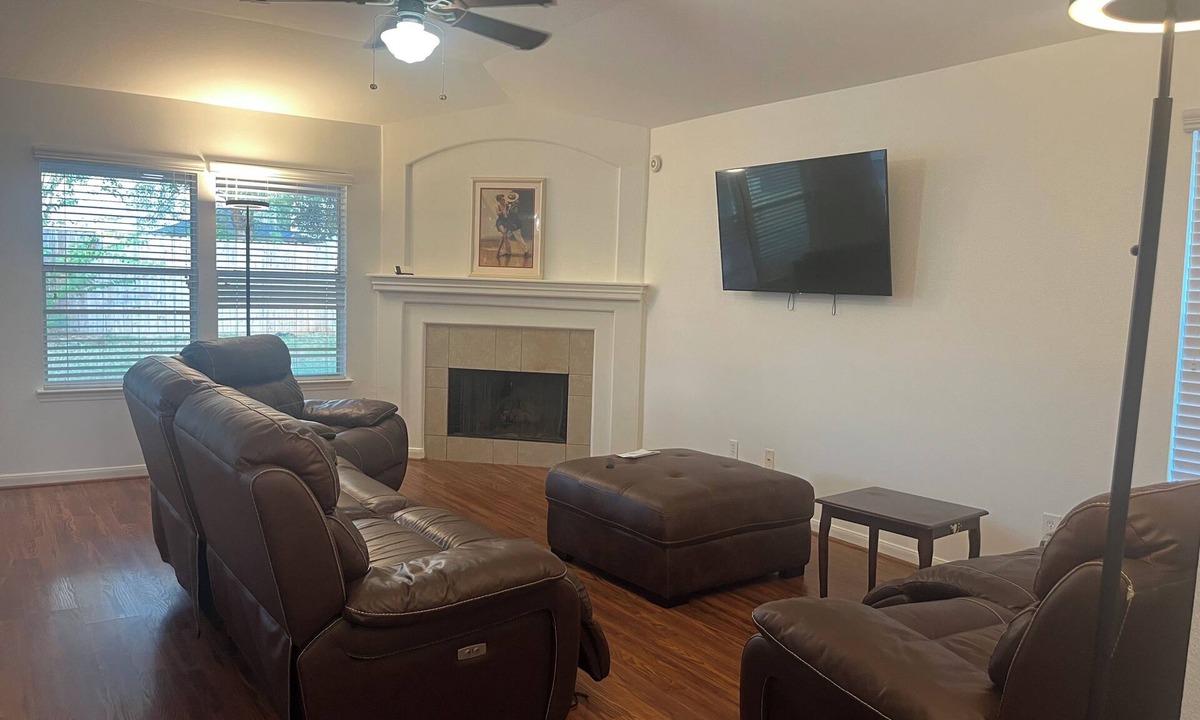 Conroe House | Charming 3-bedroom house with AC and fitness room in Conroe