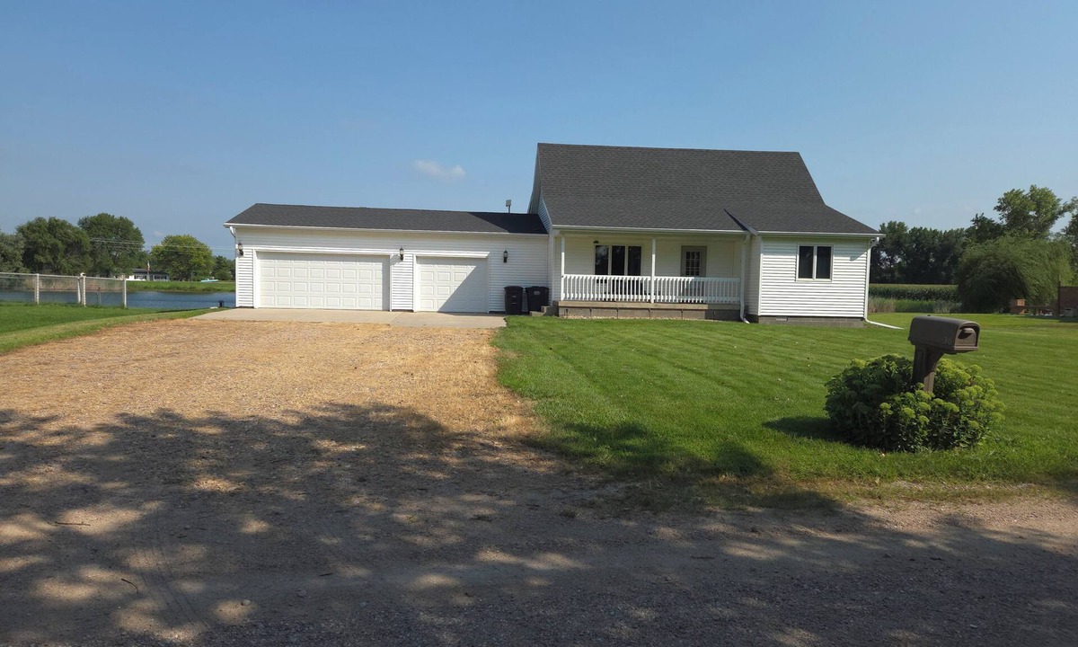 Gibbon House | Charming 3-bedroom house in Gibbon with waterfront views Crane central