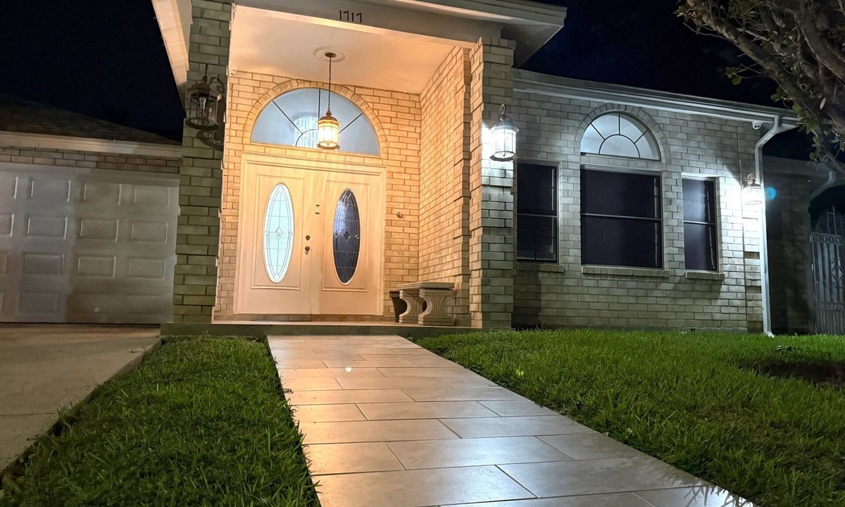 Bonanza House | Charming 3-bedroom house with AC and fitness space in Laredo