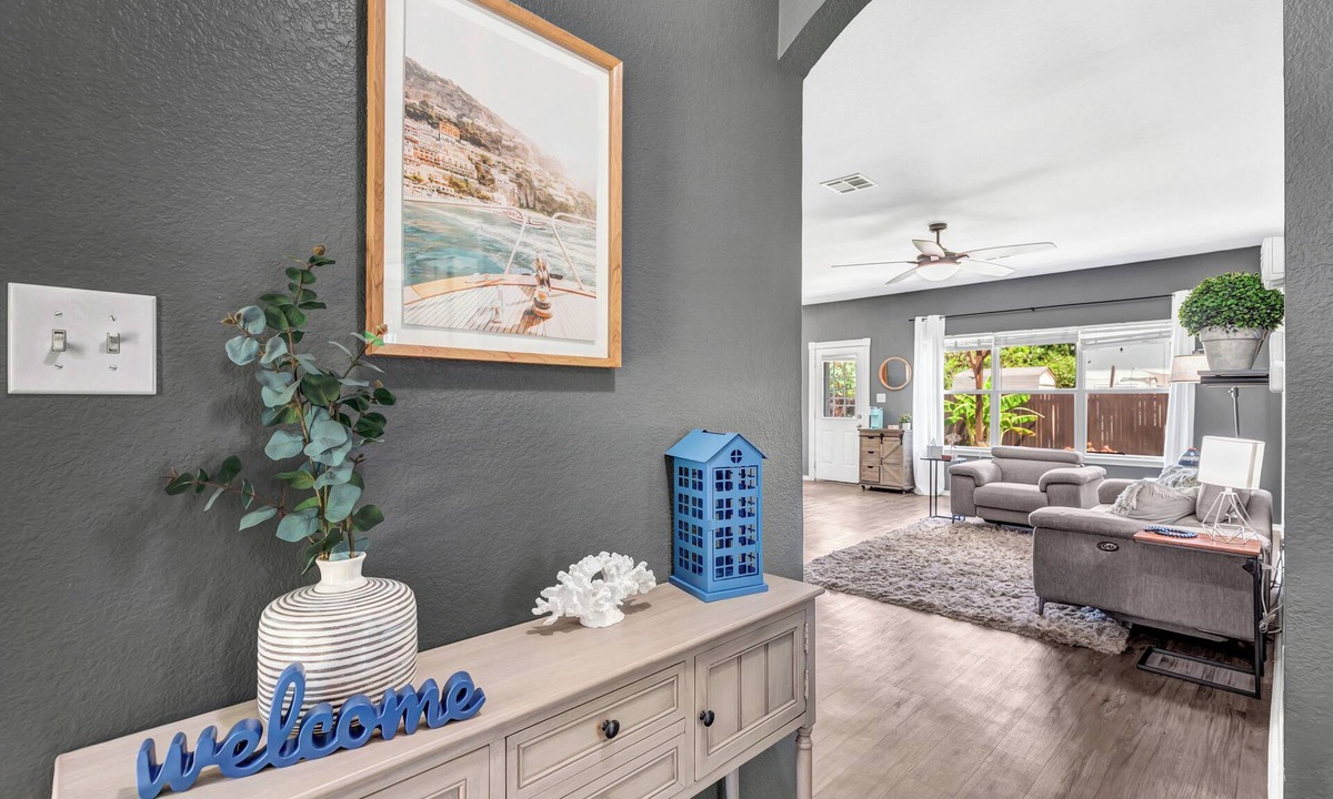 Taylor House | Charming 3-bedroom house with pool, massage chair, fitness room, WiFi in Taylor