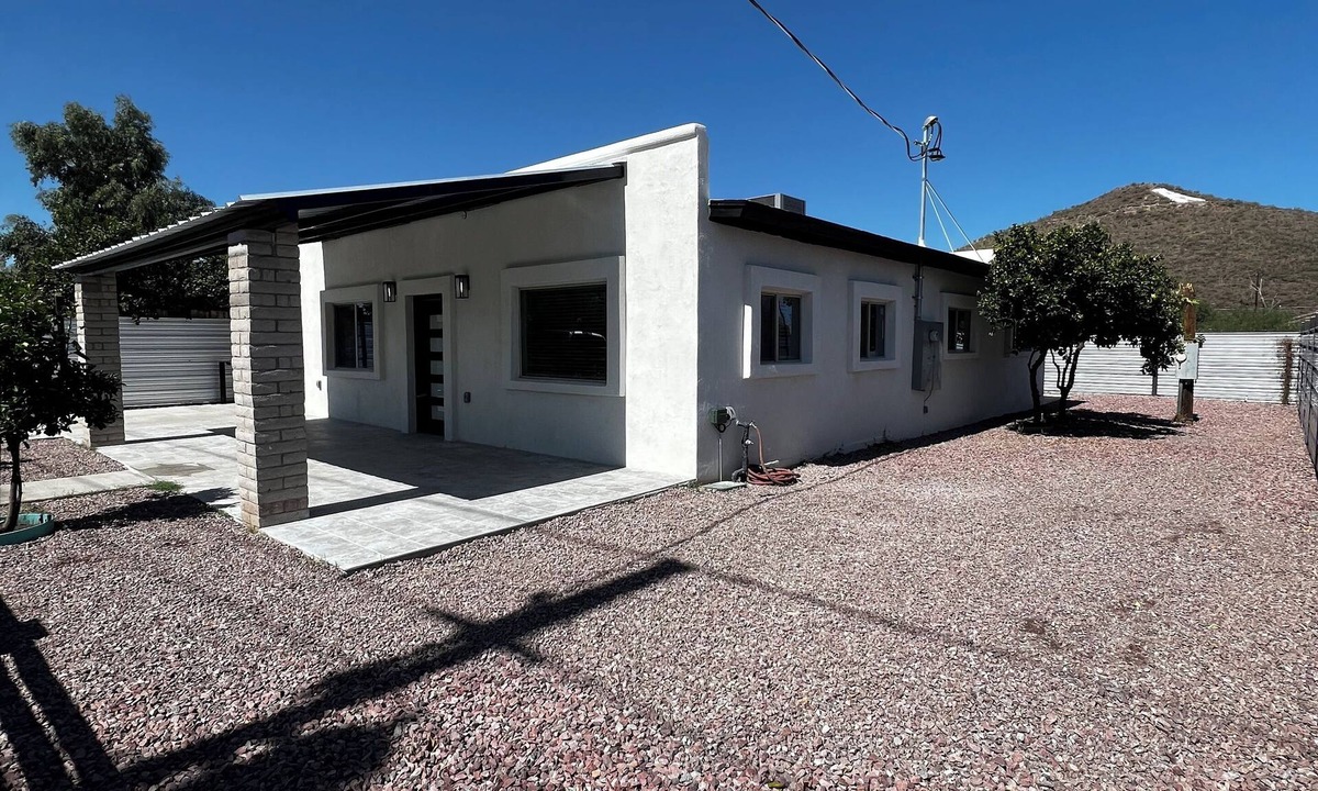Menlo Park House | Charming 3-bedroom house in delightful Tucson with WiFi, AC