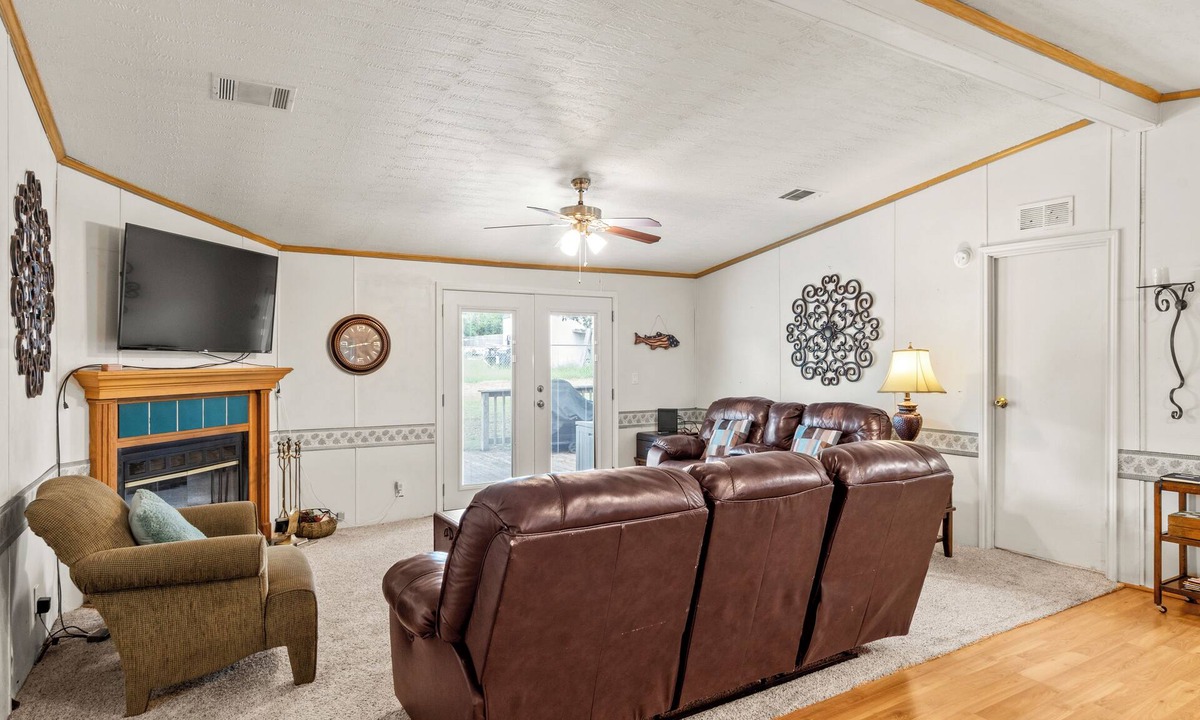 Kemp House | Charming 3-bedroom Lake house Near Cedar Creek