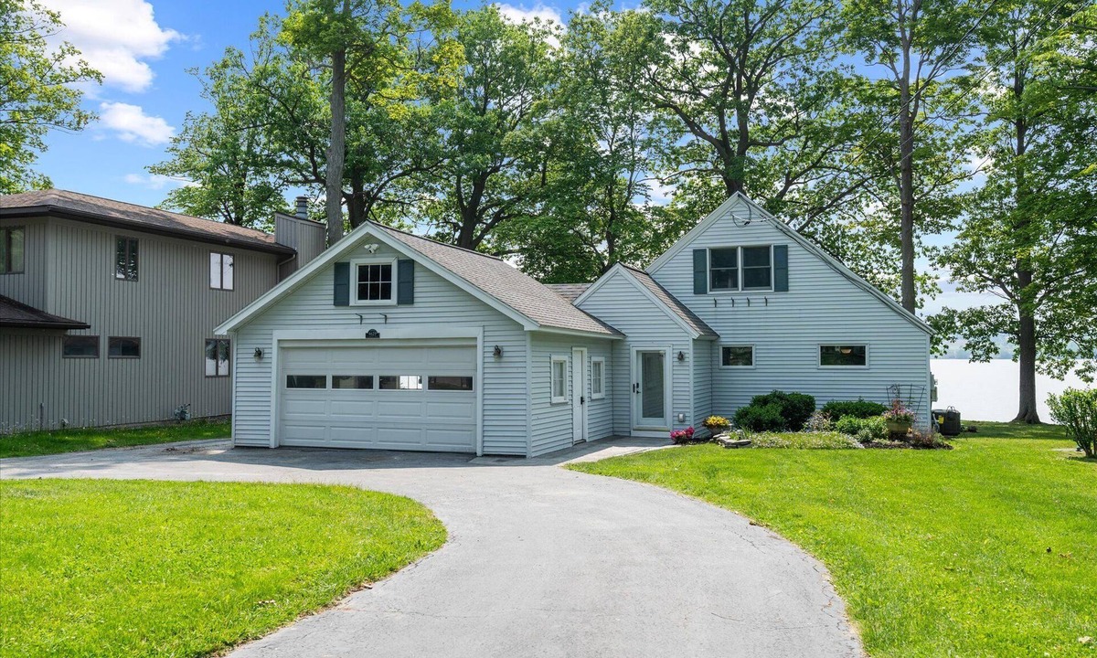 Auburn House | Charming 3-bedroom lake front home with patio, WiFi and AC. Minutes from Auburn.