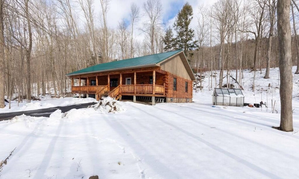West Eaton House | Charming 3-bedroom Log Cabin in Hamilton perfect for your getaway