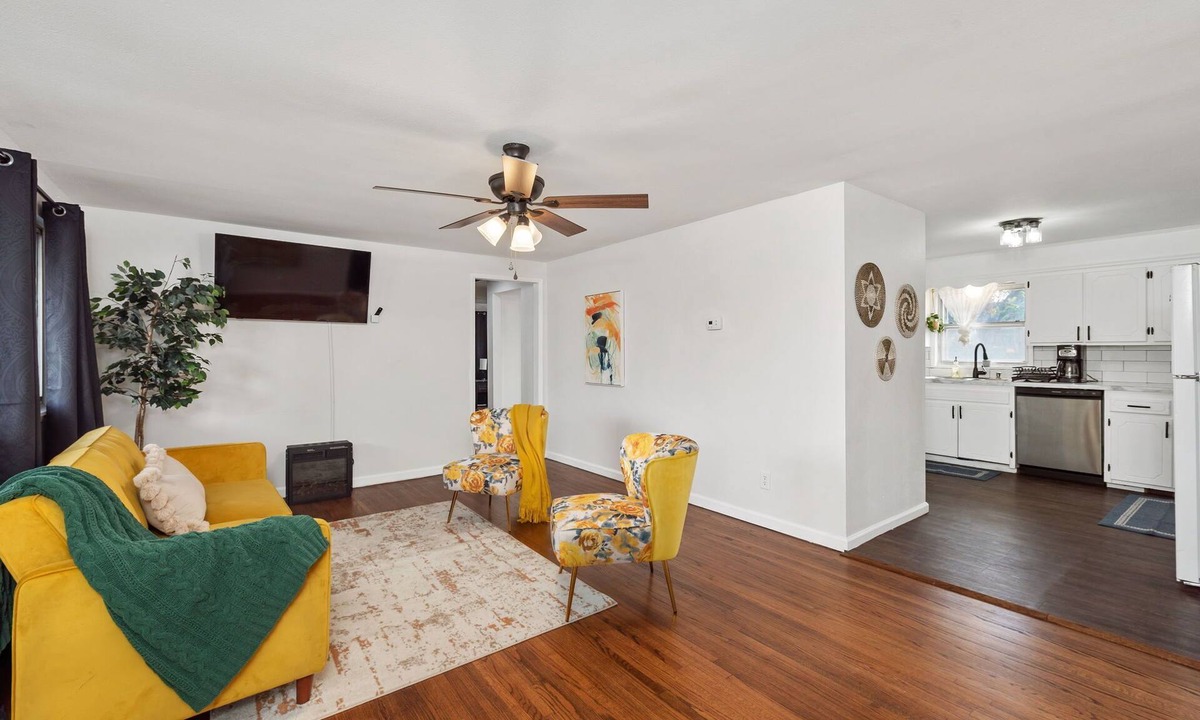 Tulsa House | Charming 3-bedroom Midtown house in with WiFi, work space and private parking,