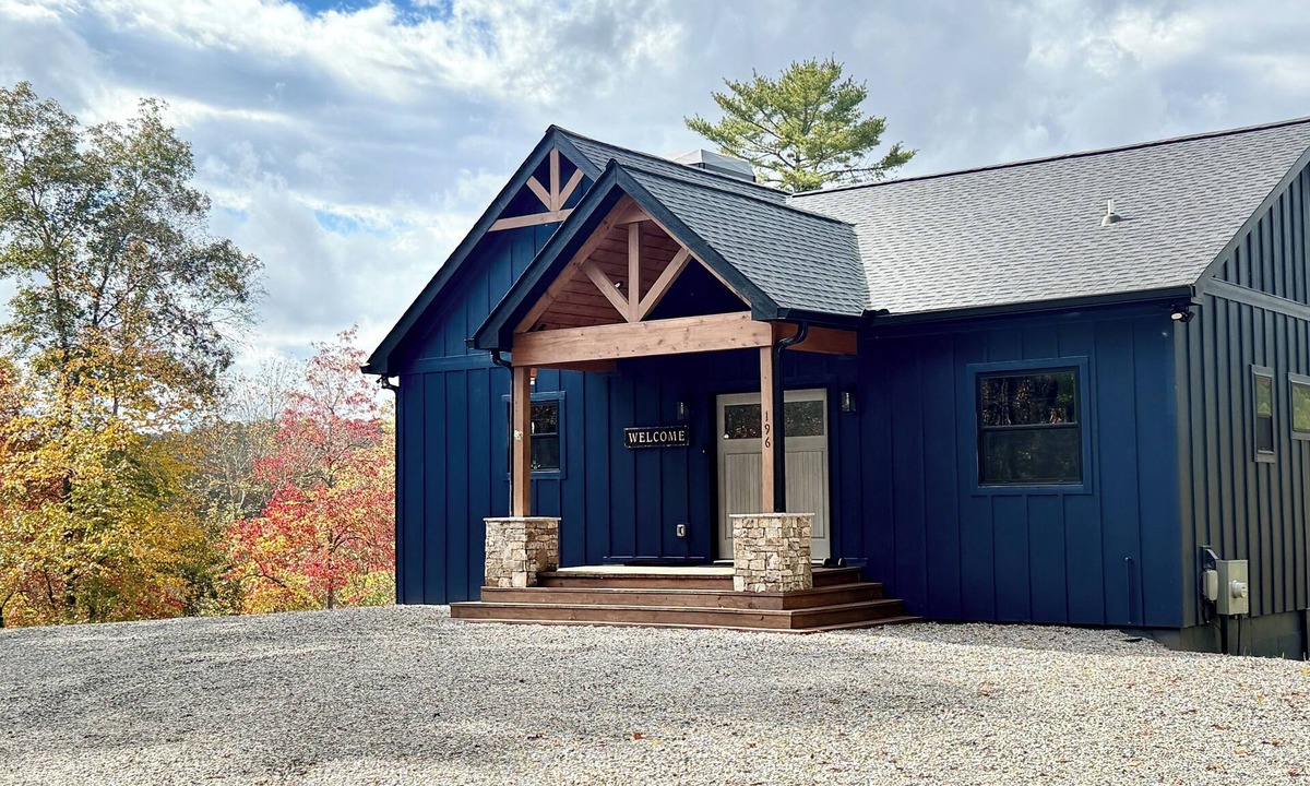 Hayesville Cabin | Charming 3 bedroom Riverside Cabin: WiFi, AC, & 3 Fireplaces in Hayesville, NC