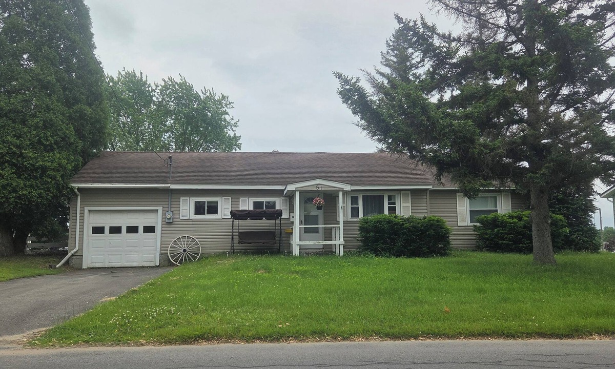 Massena House | Charming 3-bedroom ranch style in a quiet school zone, with WiFi