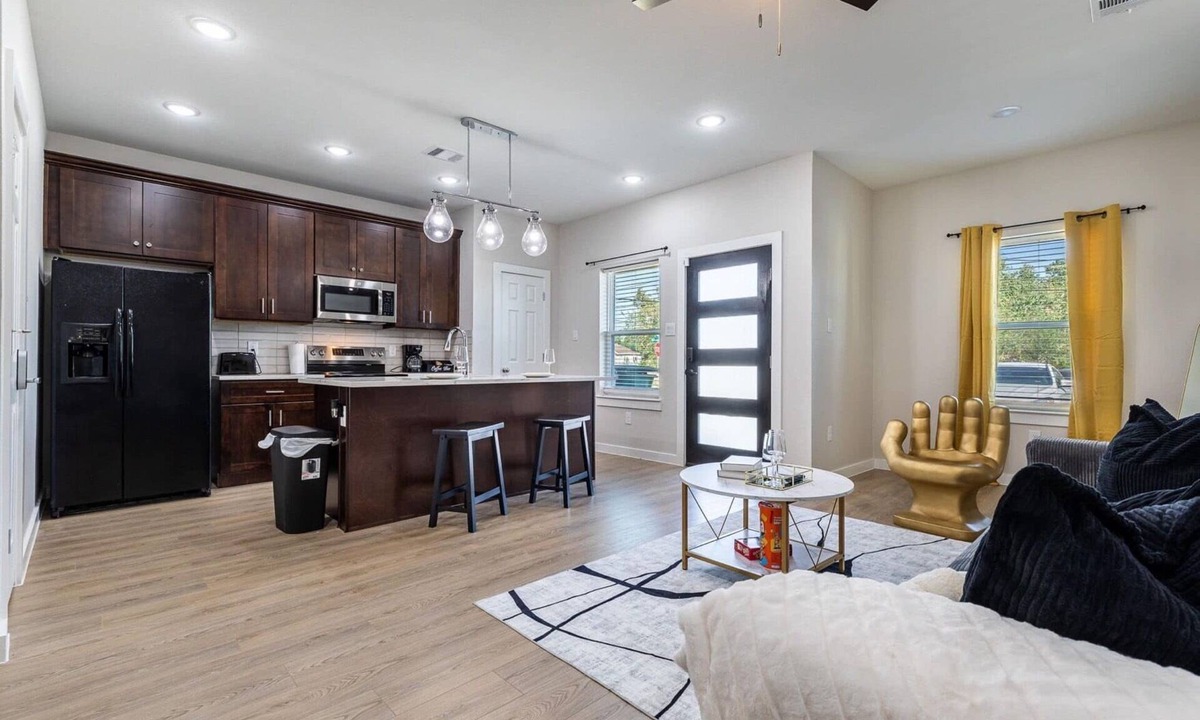 Houston House | Charming 3-bedroom retreat just minutes from Downtown Houston with AC, WiFi,