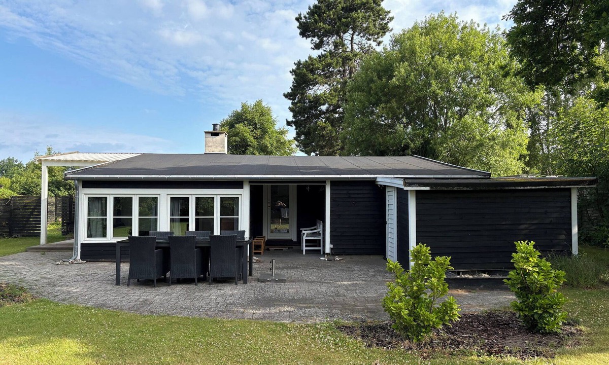 Smidstrup Strand House | Charming 3-bedroom summerhouse with a big garden