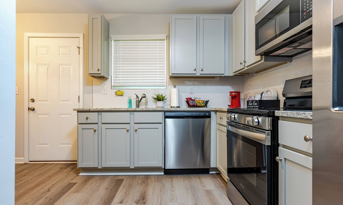 Austell House | Charming 3-bedroom townhome in Austell near Six-Flags with free parking!