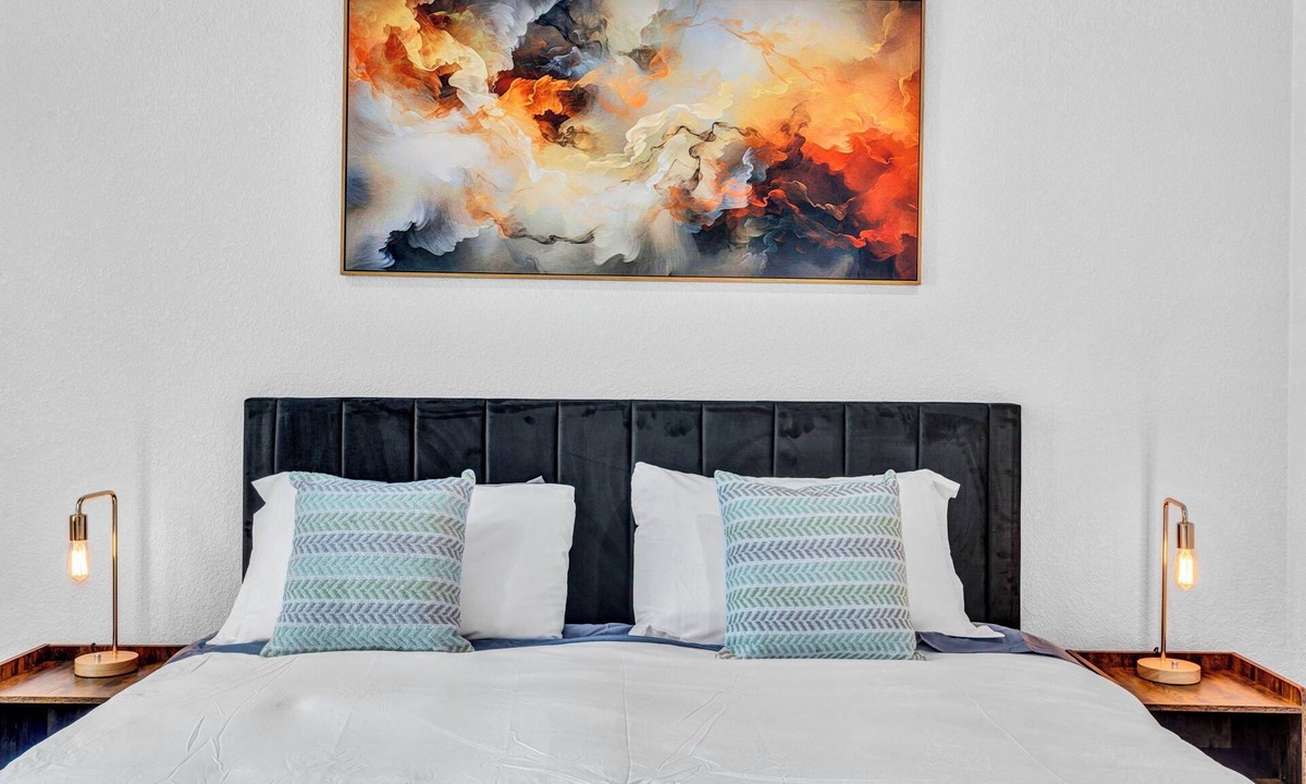 Temple House | Charming 3-bedroom townhome with AC and WiFi in Temple
