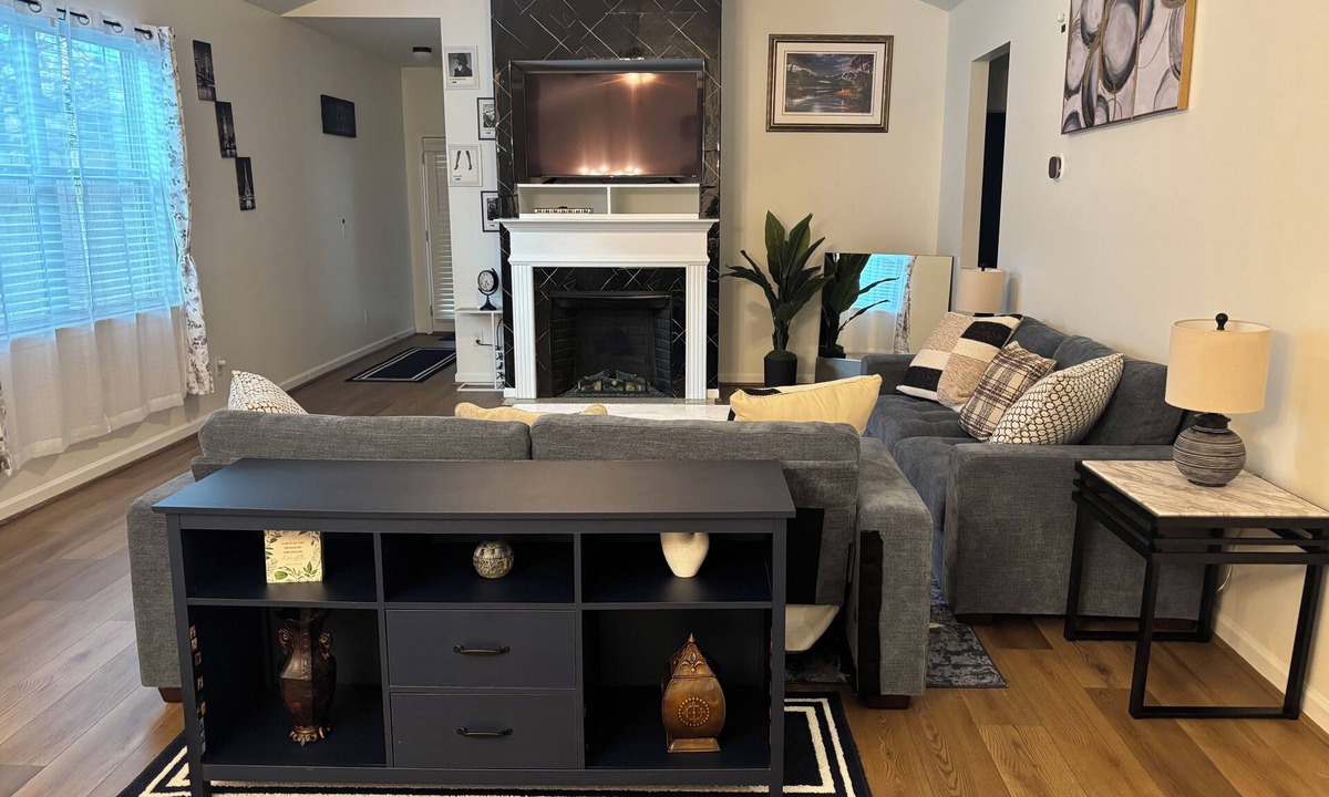 LaGrange House | Charming 3-bedroom Urban Haven