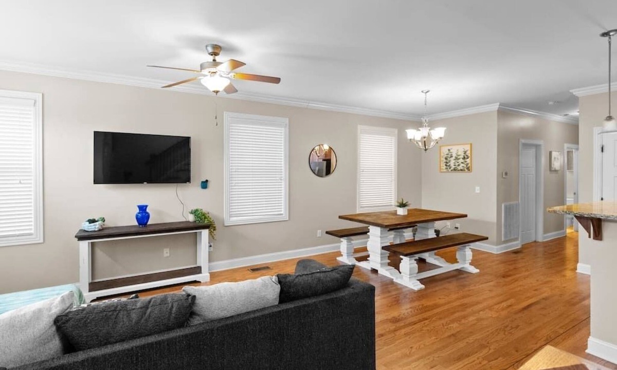 MLK University House | Charming 3 Bedroom Home- Downtown Chattanooga
